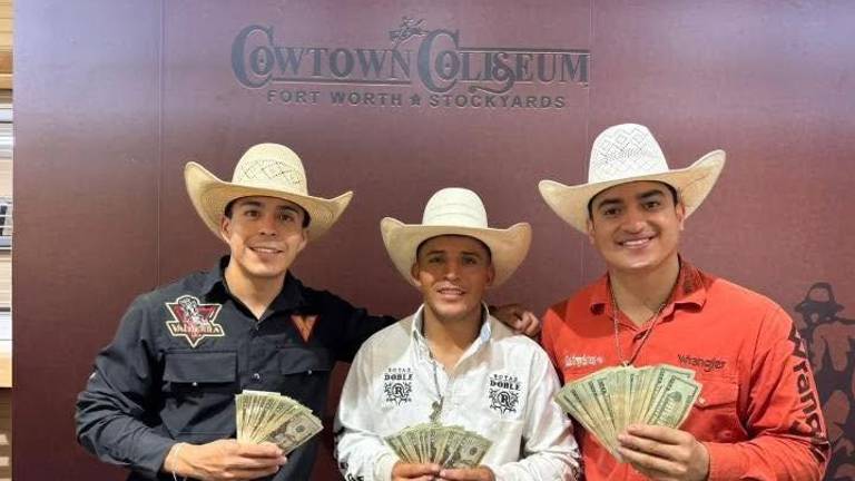 Los jaliscienses, Alfredo Ruvalcaba, Manuel Gallardo y Saúl Zambrano siguen participando en rodeos de Estados Unidos.