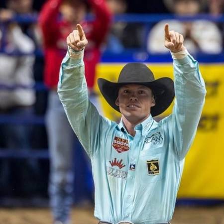 Tucker Allen derribó a su novillo en 3.9 segundos para conseguir su tercera victoria en NFR 2025.