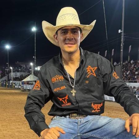 Álvaro Álvarez logra la victoria en una noche en que jinetes mexicanos y estadounidenses compitieron en el Tuff Enuff Bullriding Challenge.
