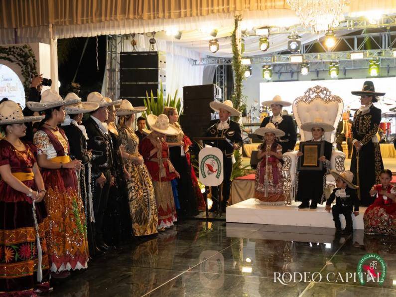 $!La soberana a su llegada al recinto donde fue coronada.