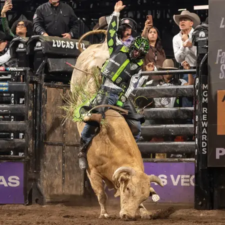 El brasileño José Vitor Leme ganó este récord en Kansas City, Estados Unidos, sobre el toro Moonlight Graham.