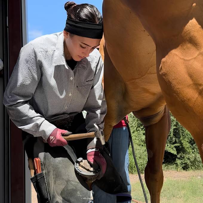 Herramientas en mano, Paulina demuestra que el oficio de herrador no tiene género.