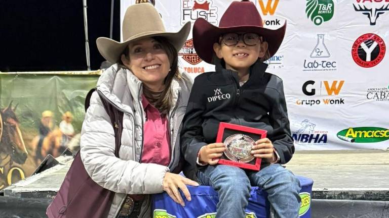 La monclovense Inés Ballesteros con su entrenadora Myriam Flores, de la Academia Ecuestre Las Moras.