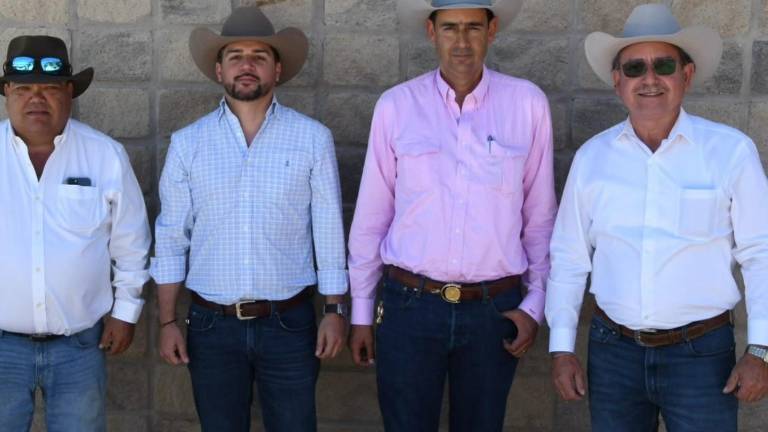 La Unión Ganadera Regional de Coahuila tiene nueva directiva encabezada por su presidente Homero Amezcua Villarreal (camisa rosa).