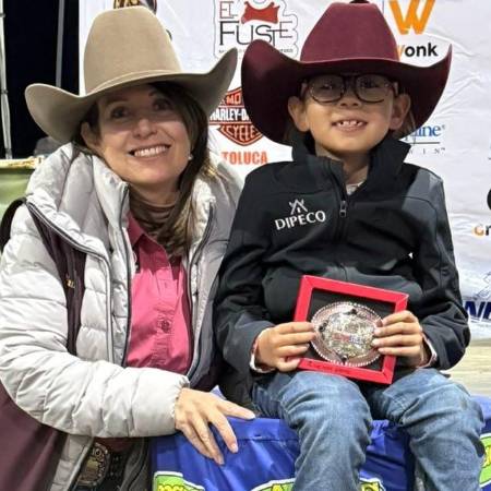 La monclovense Inés Ballesteros con su entrenadora Myriam Flores, de la Academia Ecuestre Las Moras.