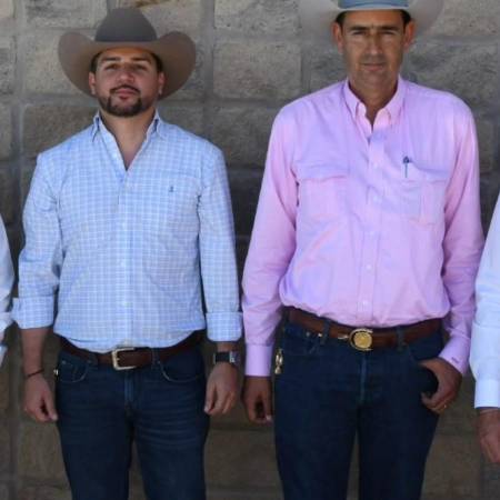 La Unión Ganadera Regional de Coahuila tiene nueva directiva encabezada por su presidente Homero Amezcua Villarreal (camisa rosa).