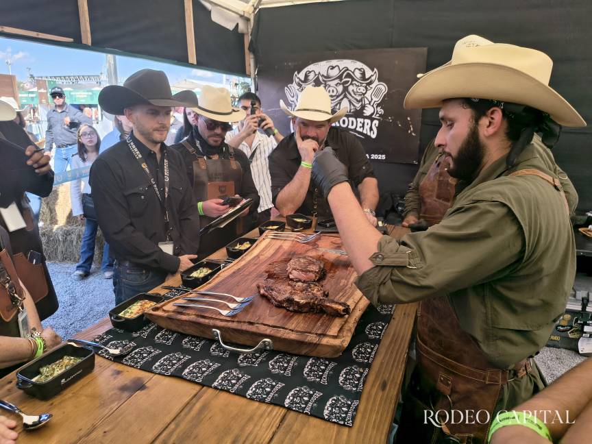 $!El chef Antonio Garza y otros jueces calificando a Cochibroders.