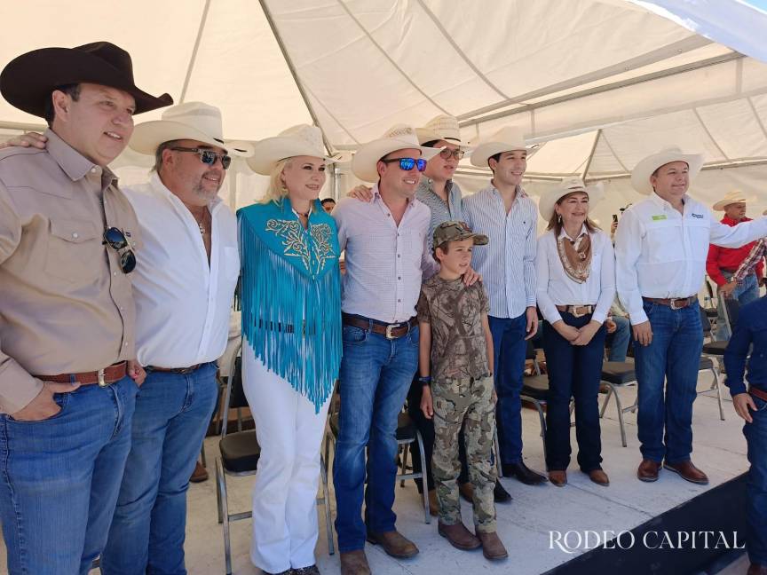 $!La alcaldesa Laura Jiménez y el gobernador Manolo Jiménez encabezaron la Arreada Múzquiz 2026.