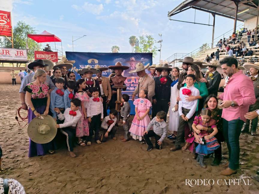 $!Con su esposa, hijos y nietos, don Macario celebró además el 42 aniversario del lienzo que fundó el 21 de marzo de 1984.