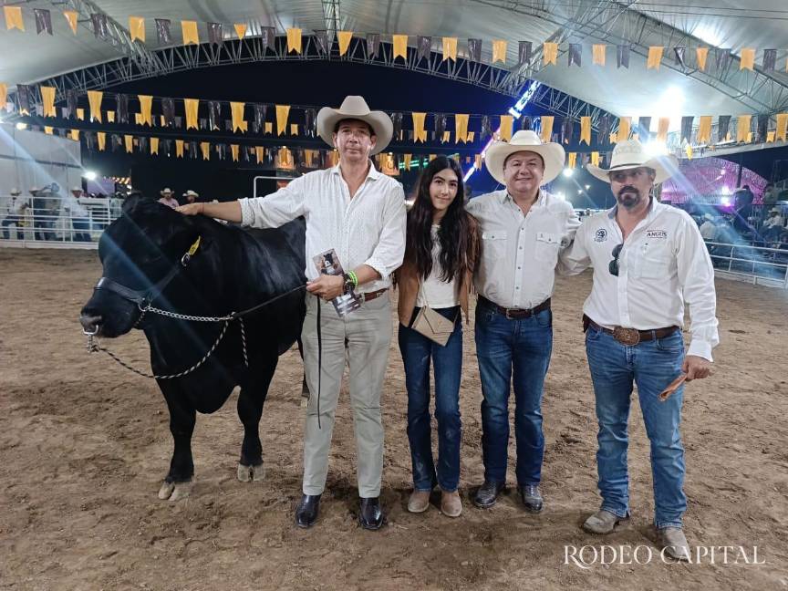 $!El toro Lote 09, L36, de 2G Angus, fue donado para el DIF de Coahuila por Enrique García. En la imagen con su comprador.