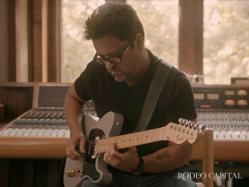 $!El legendario músico Brent Mason, colaboró en esta producción musical.