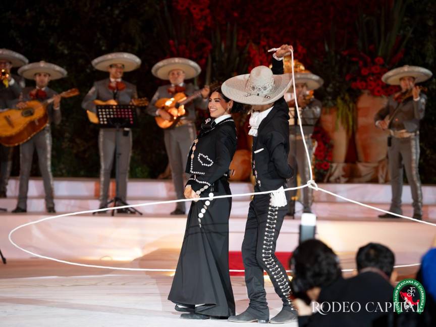 $!La reina saliente, Sofía I agradeció la oportunidad de ser la máxima soberana de la charrería y se despidió con el tradicional baile del Jarabe Tapatío.