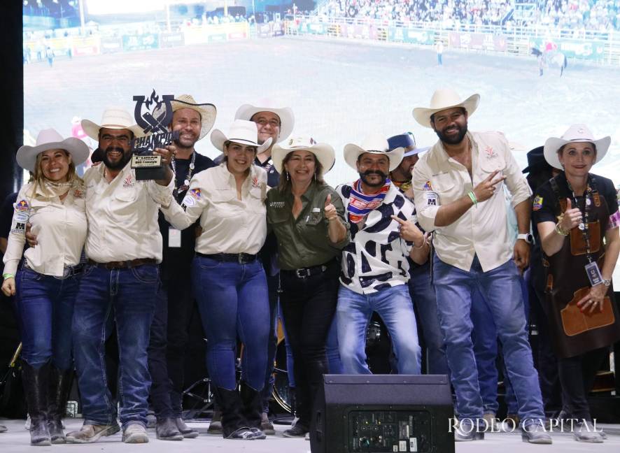 $!Villarreal’s Grill Team, de Monclova, celebra el haber obtenido el primer lugar en el Platillo libre.