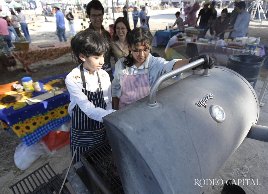 $!Ahora tocó a los más pequeños apoderarse de la parrilla para cocinar hamburguesas y hotdogs deliciosos.