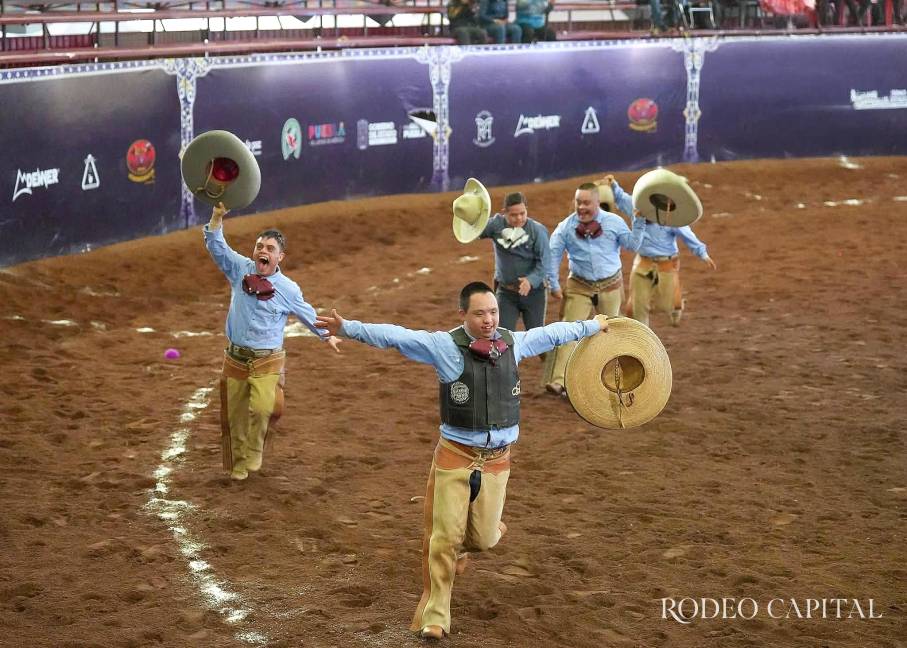 $!Consigan o no la suerte, los pequeños festejan sus faenas en el ruedo.