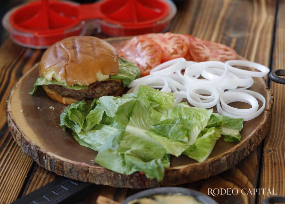 $!De acuerdo con los jueces, la hamburguesa más deliciosa la preparó el equipo Grill Crew, de Saltillo.