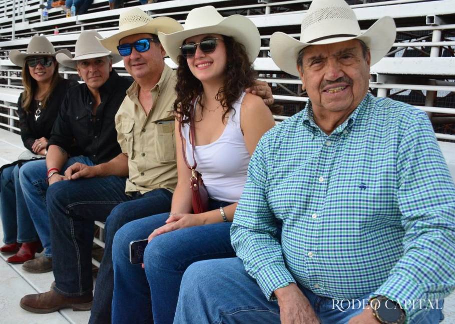 $!Pese a ser la jornada inaugural de jueves, la afición respondió en las gradas de la Arena 8 Segundos.