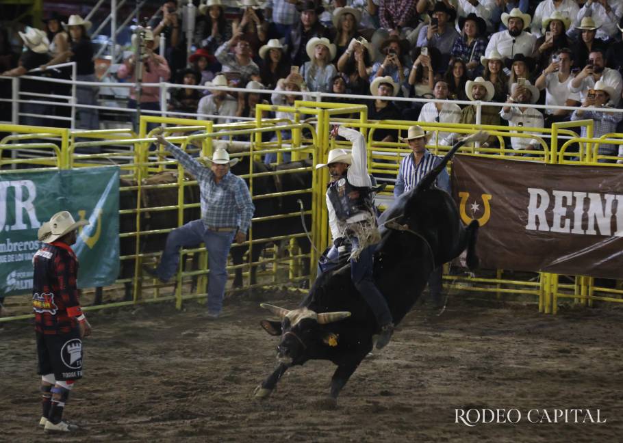 $!Francisco García, uno de los favoritos del público, consiguió una sólida monta de 81 puntos.