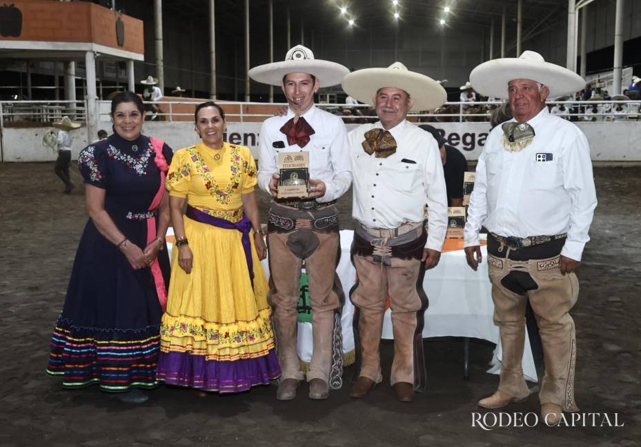 $!En el 59 Congreso y Campeonato Estatal Charro de Coahuila fue campeón en tres suertes individuales y como Charro Completo.
