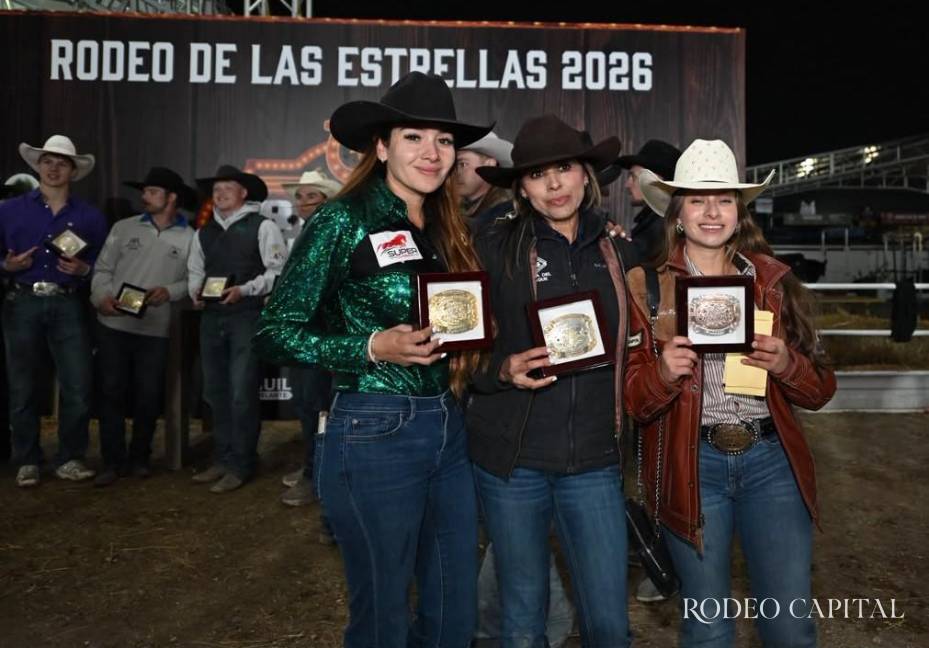$!Las amazonas ganadoras de la Carrera de barriles.