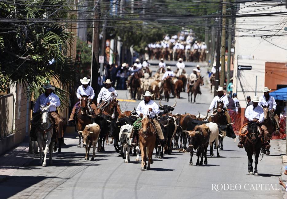 $!Las calles de Múzquiz se llenaron de fiesta, tradición y orgullo.