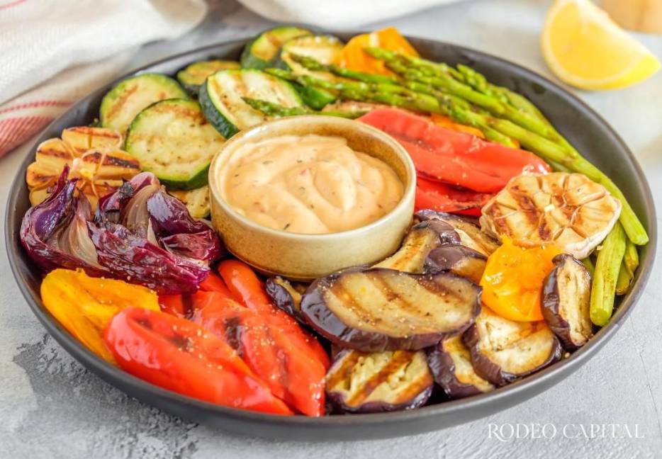 $!Espárragos, tomates y pimientos revelan nuevos matices cuando el fuego carameliza sus azúcares naturales.