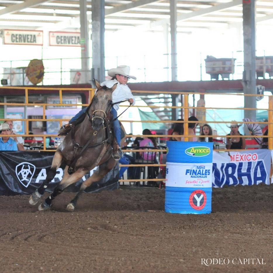 $!Inés inició guiando con firmeza a sus primeros compañeros: Dorado y Bruja. FOTO: CORTESÍA