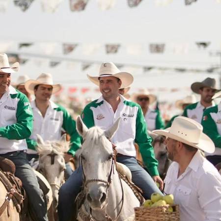La 37a. edición de la Gran Cabalgata de Sabinas estuvo llena de un gran ambiente familiar, orgullo y preservación de las tradiciones norteñas. El Gobernador Manolo Jiménez y el Alcalde José Feliciano Díaz encabezaron el contingente.