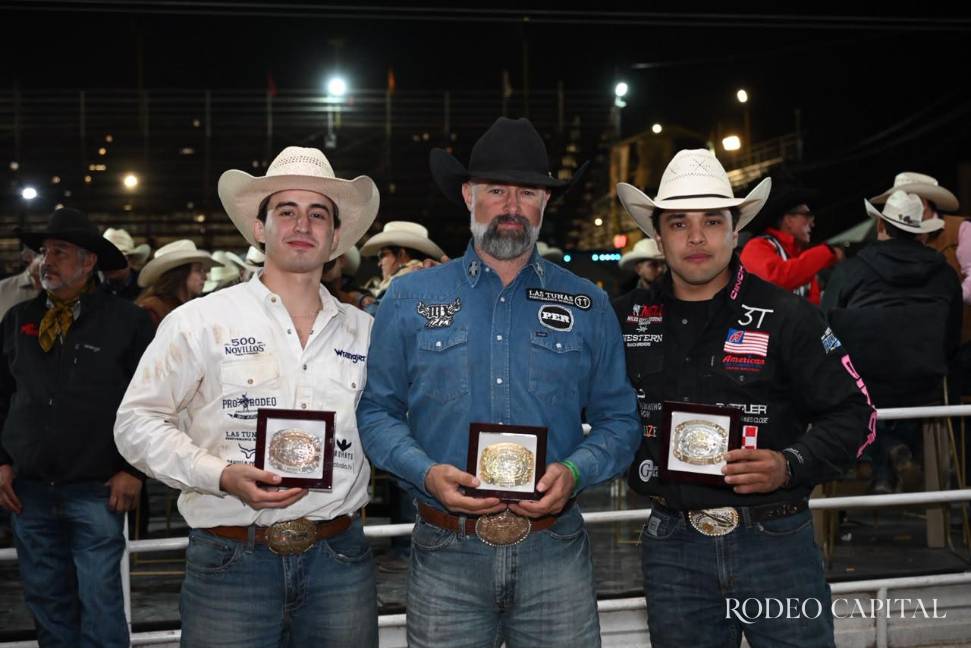 $!Carlos “Chale” Ochoa (centro) repitió como campeón de Achatada de novillo.