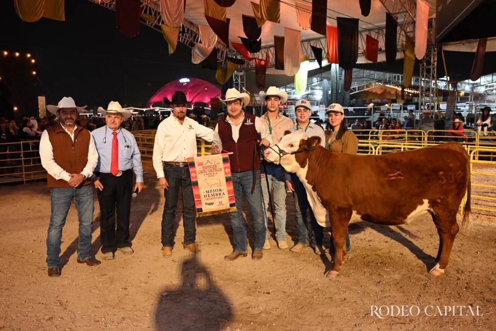 $!Fabián Rodríguez Salinas fue reconocido por presentar la Mejor Hembra en la raza Hereford.