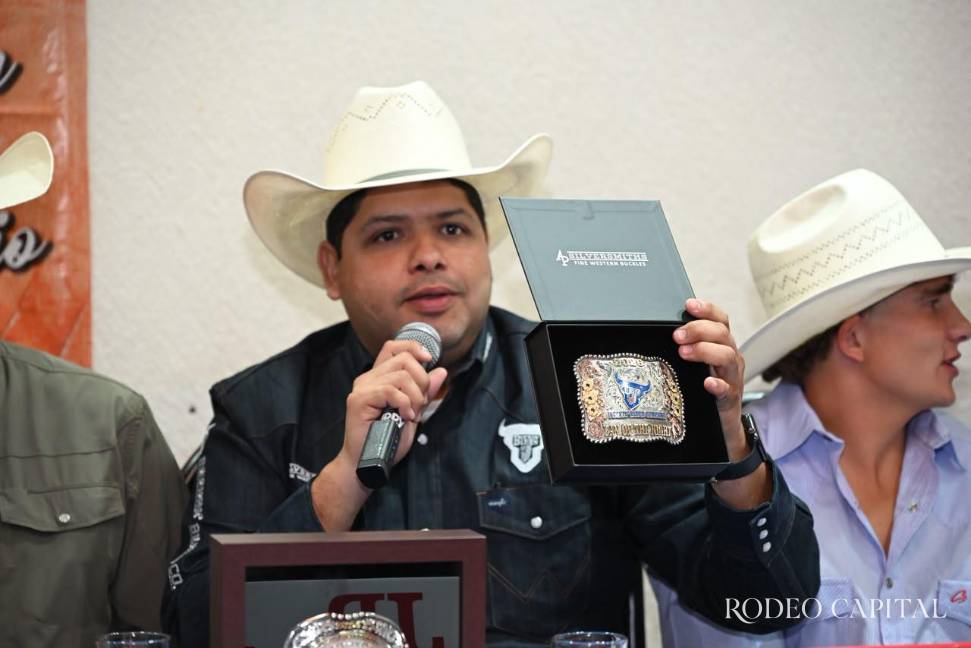 $!Arturo Pedraza, uno de los organizadores presenta las habillas que se entregarán al campeón y al mejor fanático.