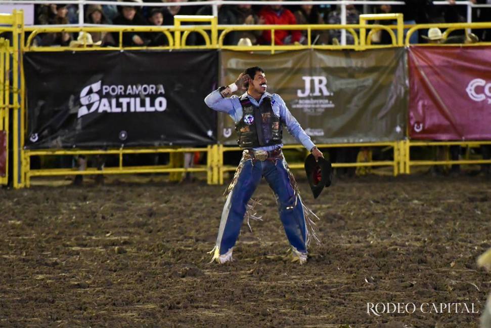 $!El saltillense Francisco García venció a Ángel Negro con una monta de 83.5 puntos.