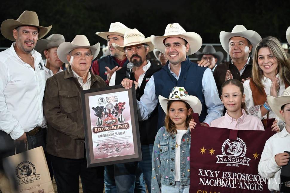 $!El gobernador Manolo Jiménez premió al Gran Campeón Nacional.