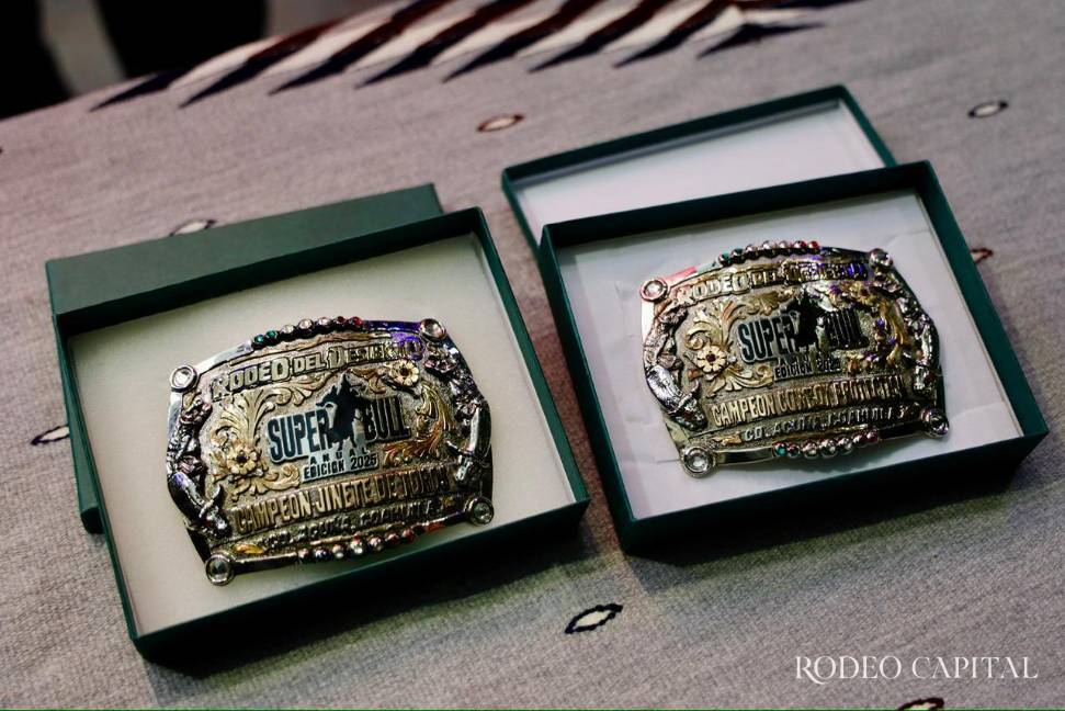 $!El jinete ganador se llevará la hebilla para celebrar su triunfo.