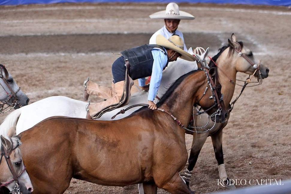 $!El pequeño charro realizando el paso de la muerte, en el pasado Nacionalito.