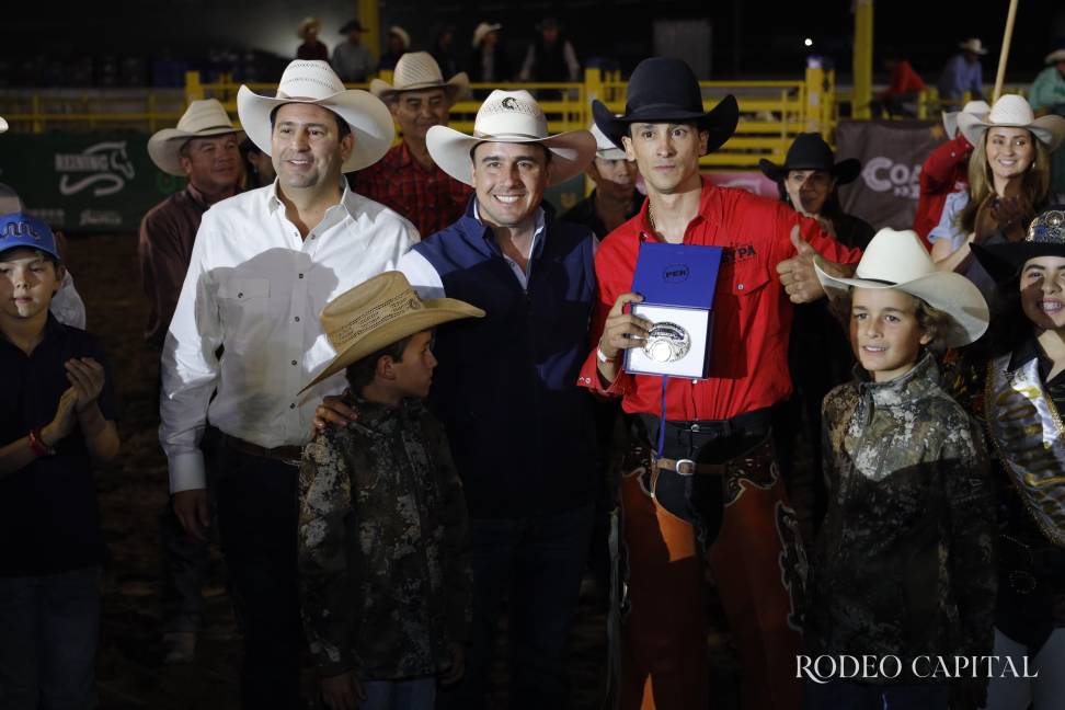 $!Con fuerza, técnica y valentía: Brillan estrellas en el Rodeo Saltillo