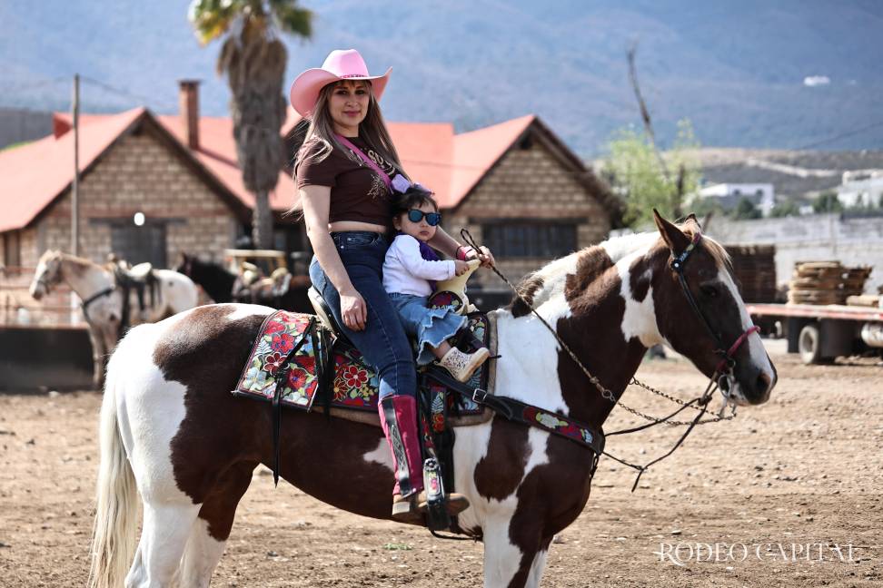 $!Las mujeres inculcan a sus hijas desde pequeñas el orgullo de ser mujer vaquera.