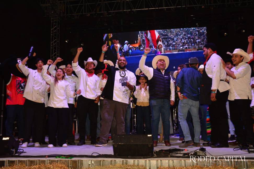 $!Jóvenes de 20 instituciones de educación superior de Coahuila compartieron experiencias y trabajo en equipo alrededor del fuego.