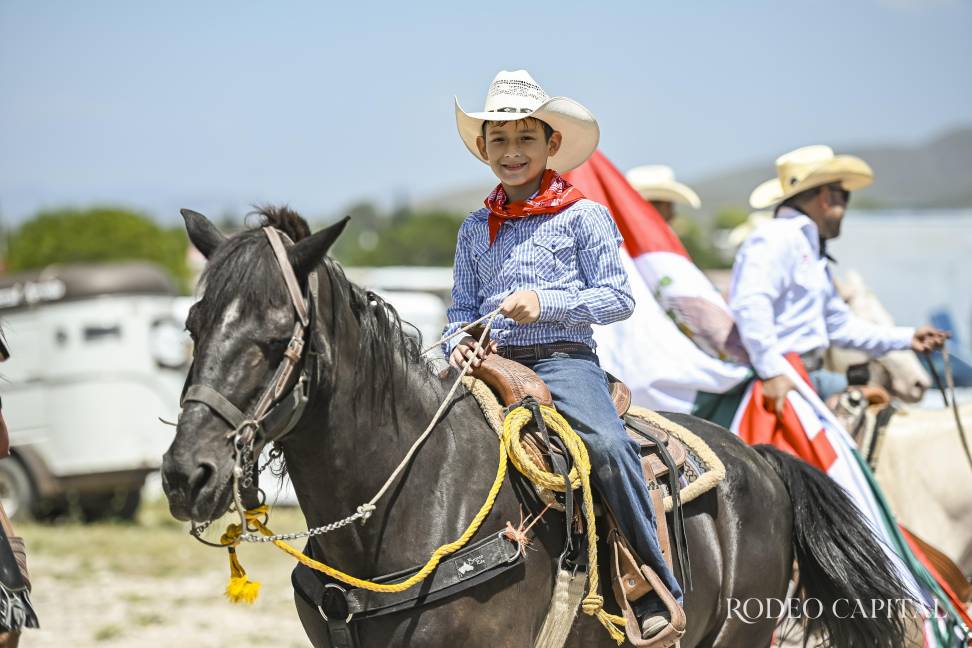 $!Celebran a caballo aniversario de tienda vaquera