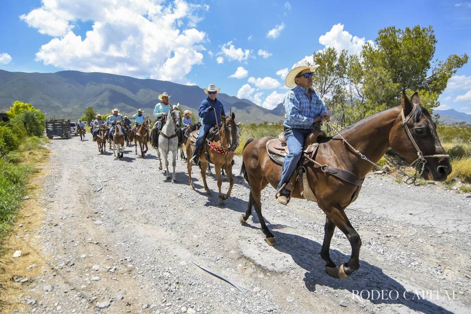 $!Celebran a caballo aniversario de tienda vaquera