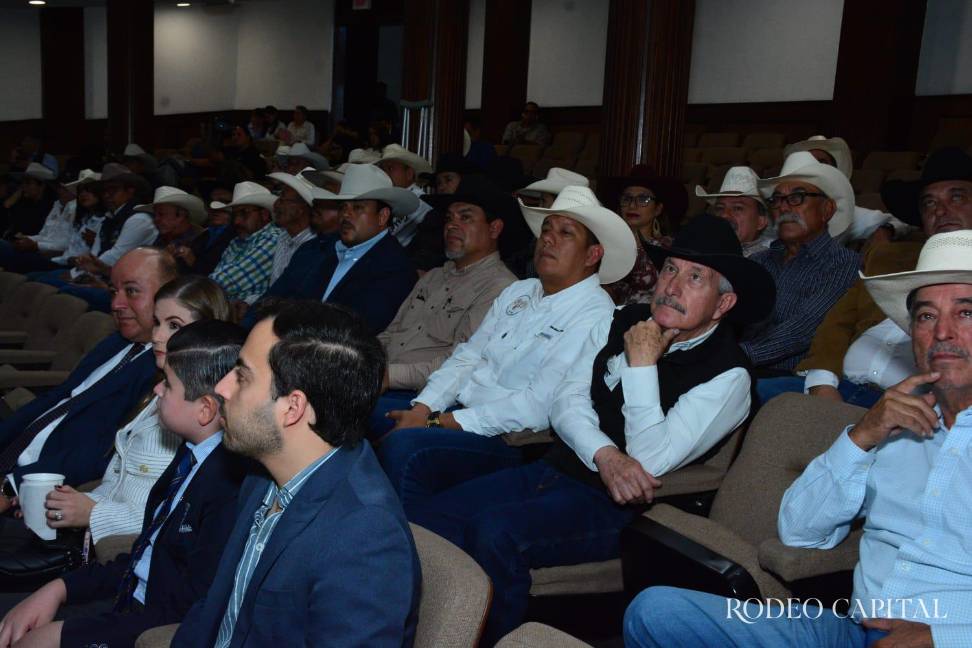 $!El gremio vaquero se dio cita en el Congreso del Estado para presenciar la aprobación de la iniciativa.