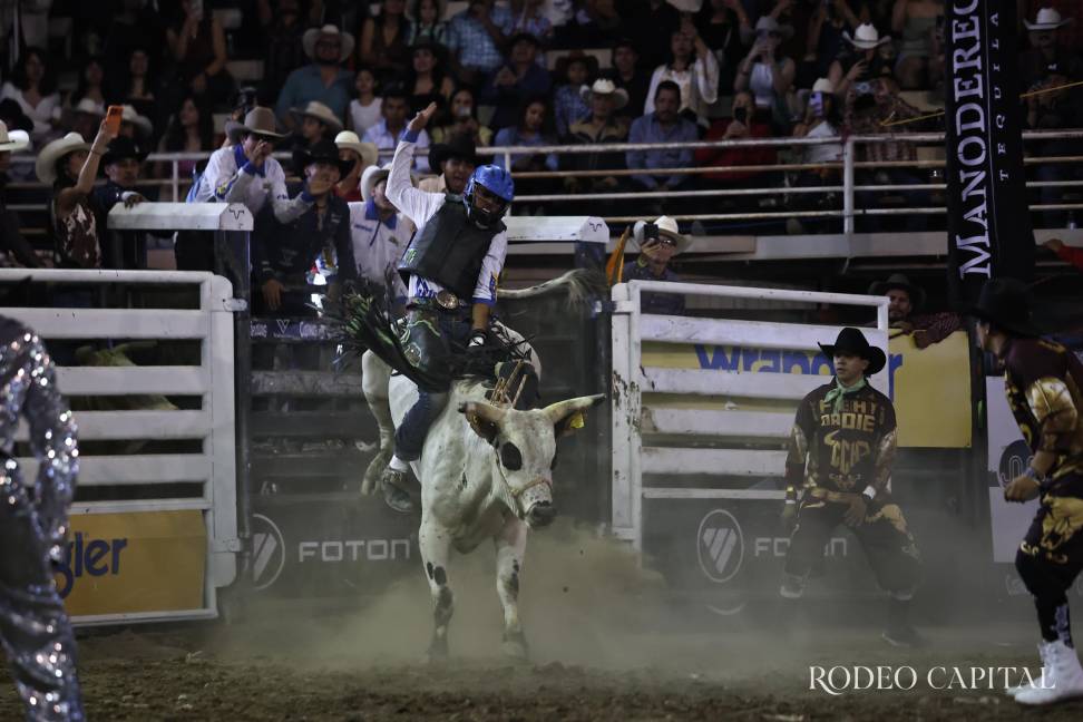 $!Cuernos Chuecos corona a Erick Montañez en Saltillo