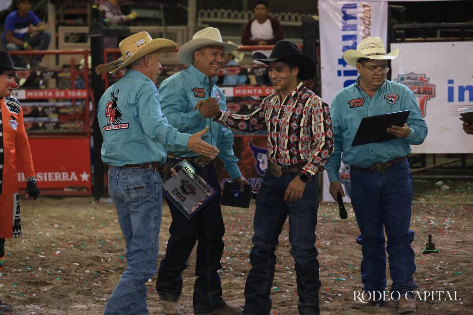 $!Alfonso Orozco, de Guanajuato, recibió el premio como Mejor Monta de la noche con 87 puntos.