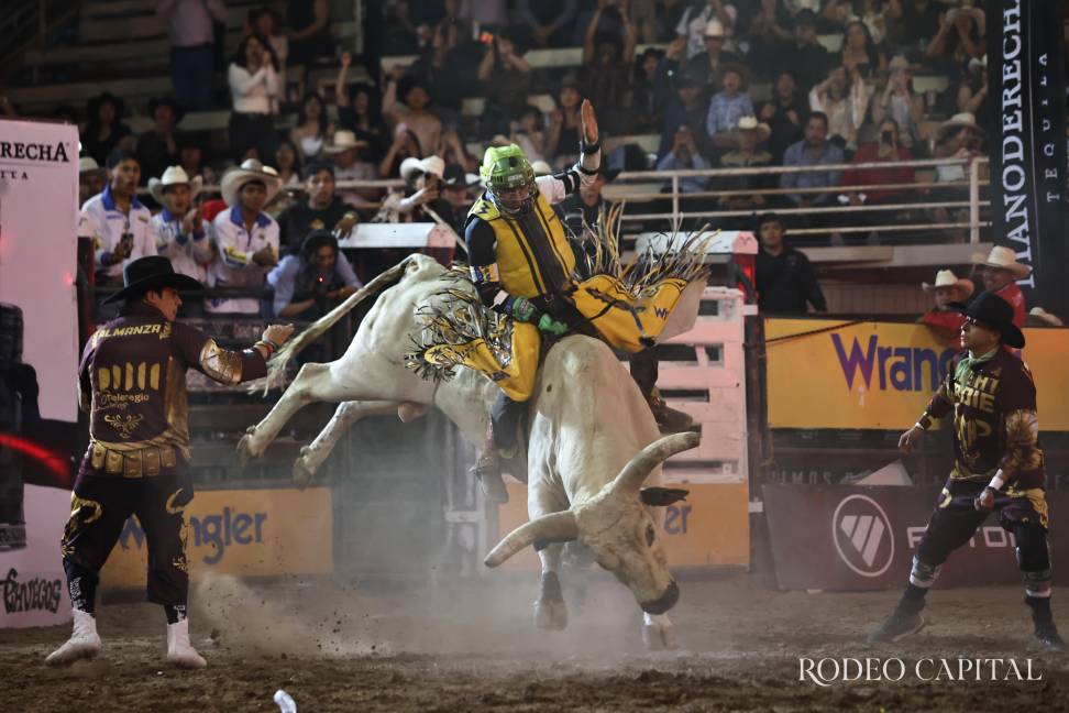 $!Cuernos Chuecos corona a Erick Montañez en Saltillo