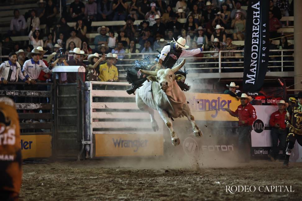 $!Cuernos Chuecos corona a Erick Montañez en Saltillo