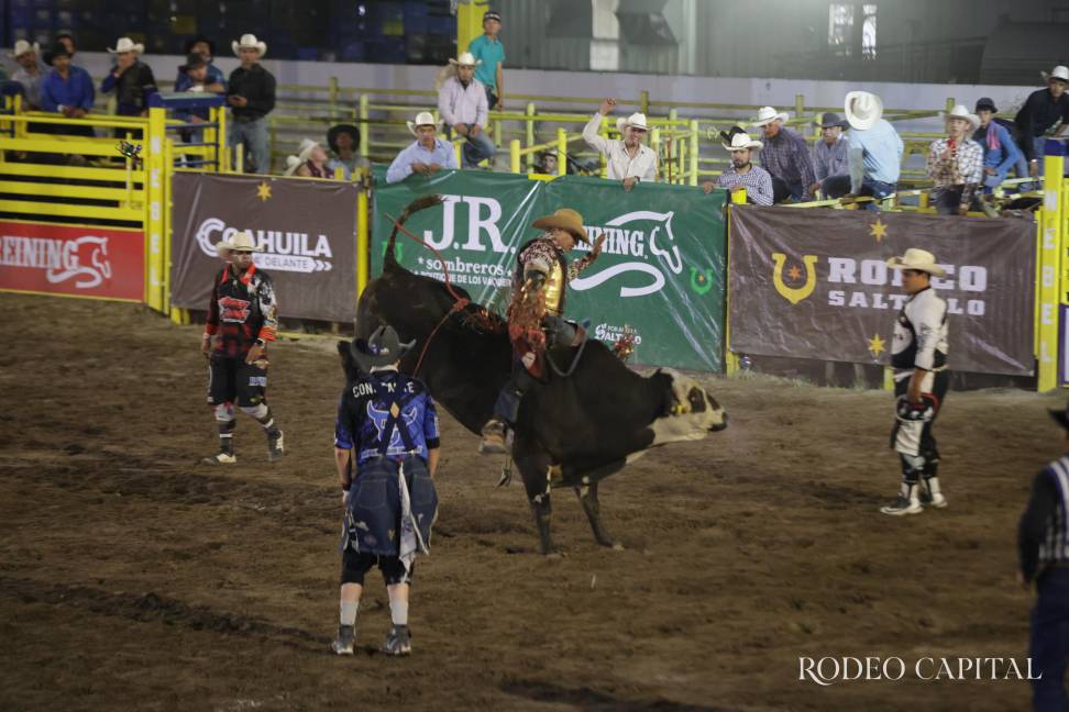 $!El jinete Luis Porto se mantuvo firme sobre el toro y logró los ocho segundos, demostrando su nivel.