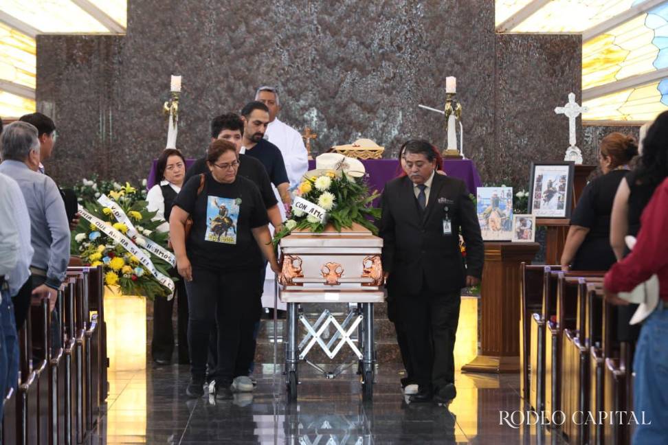 $!Con su ejemplo de pasión, disciplina, temple y coraje, Eliud Aranda fue despedido en la Capilla Renacimiento.