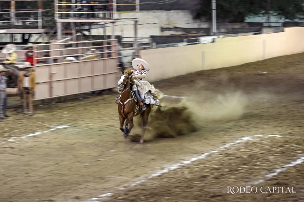 $!Triunfan Ximena Herrera y Luis González en el Caladero por aniversario de lienzo charro
