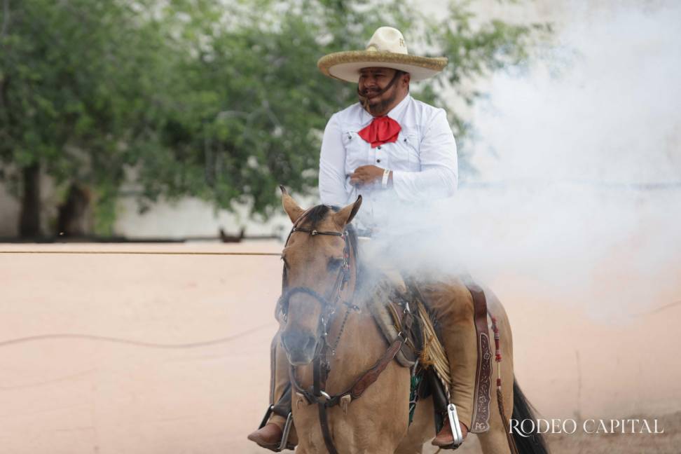 $!Triunfan Ximena Herrera y Luis González en el Caladero por aniversario de lienzo charro