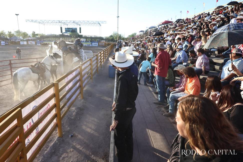 $!El público expectante ante la participación de los vaqueros del Rancho La Salada.